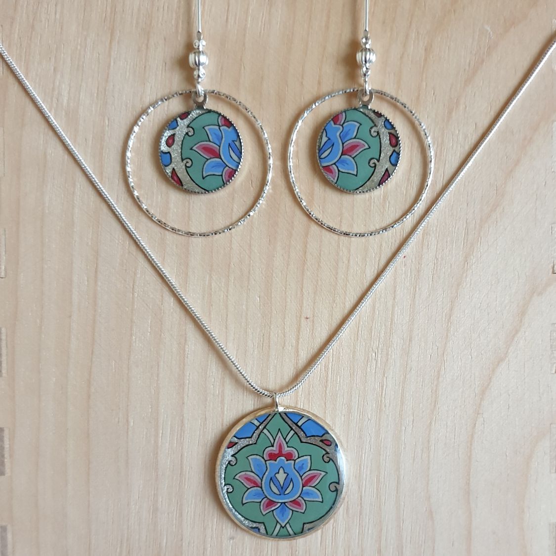 Boucles d'oreille enluminées fleur et arabesque vert/argenté/bleu/rosé