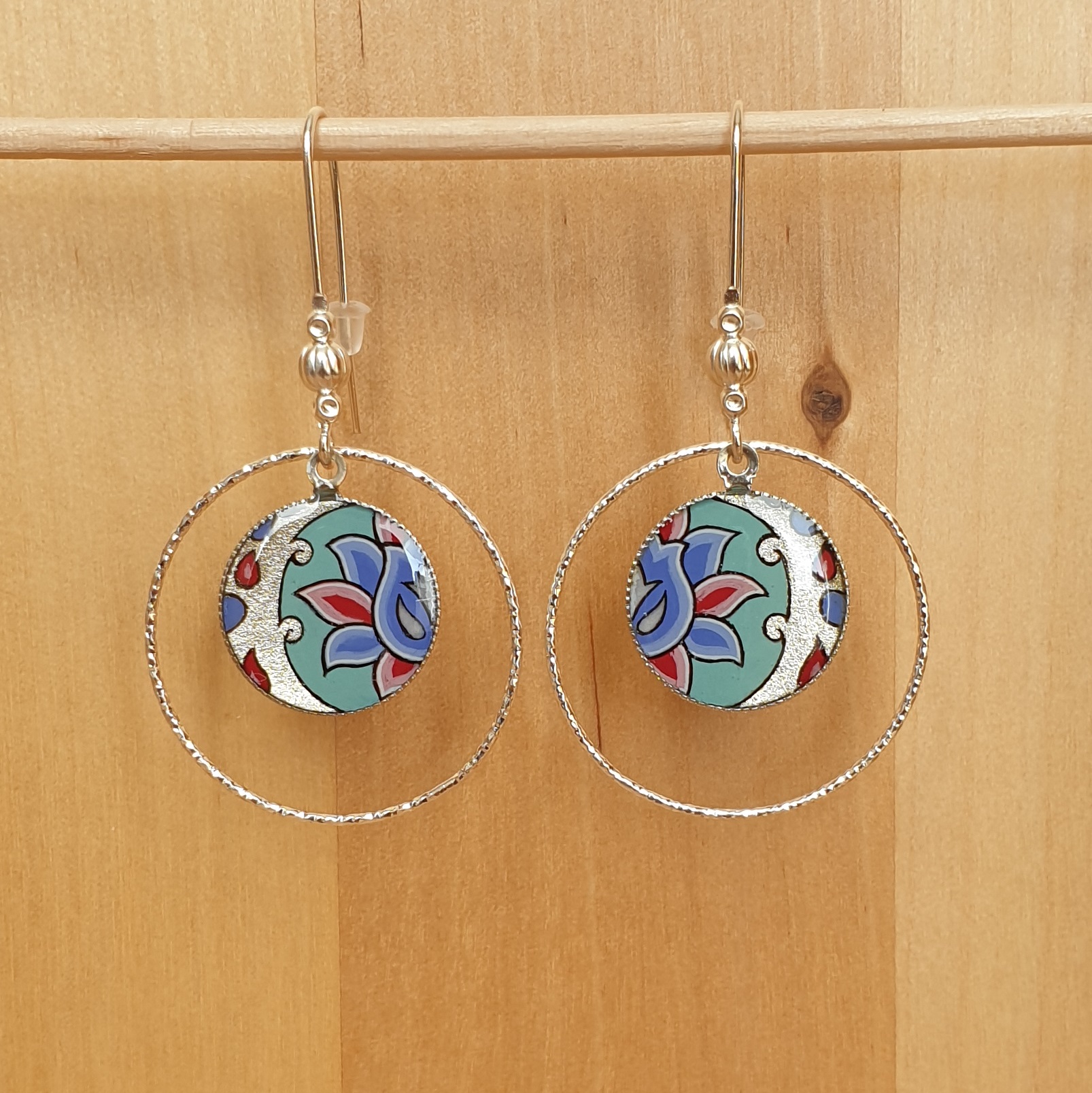 Boucles d'oreille enluminées fleur et arabesque vert/argenté/bleu/rosé