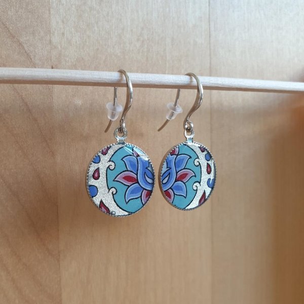 Boucles d'oreille enlumin&eacute;es fleur et arabesque sur fond vert