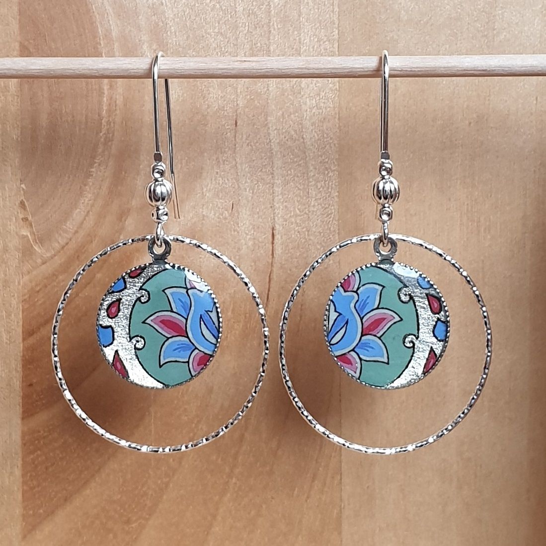 Boucles d'oreille enluminées fleur et arabesque vert/argenté/bleu/rosé