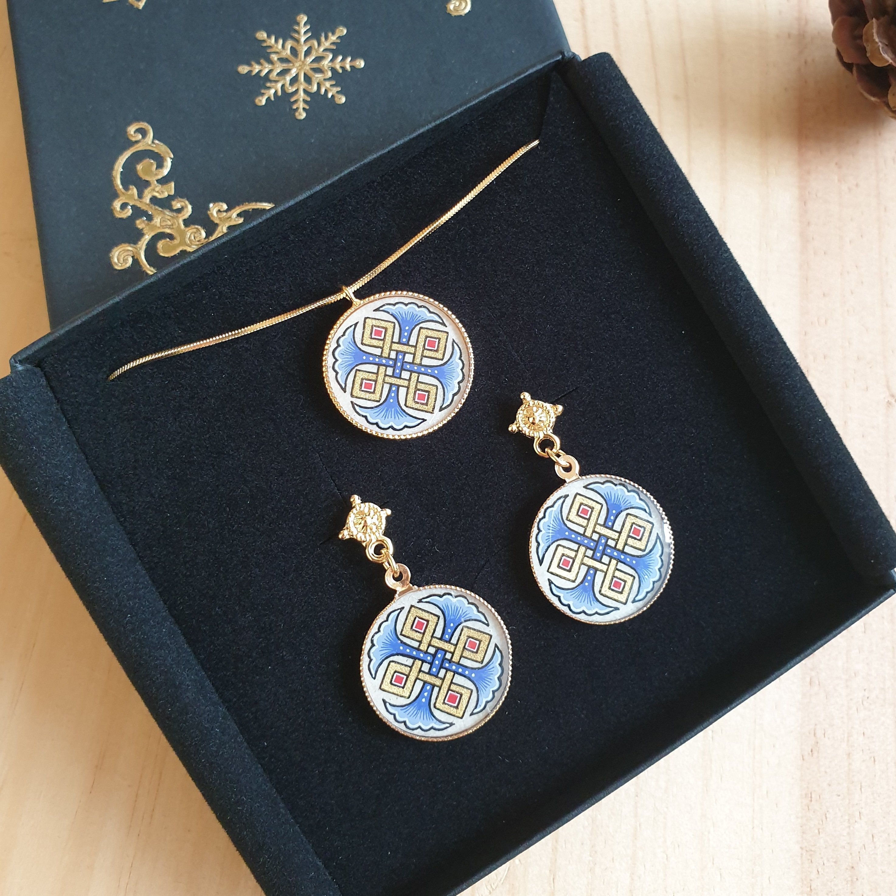 Boucles d'oreille enlumin&eacute;es Palmettes bleues et Entrelacs or