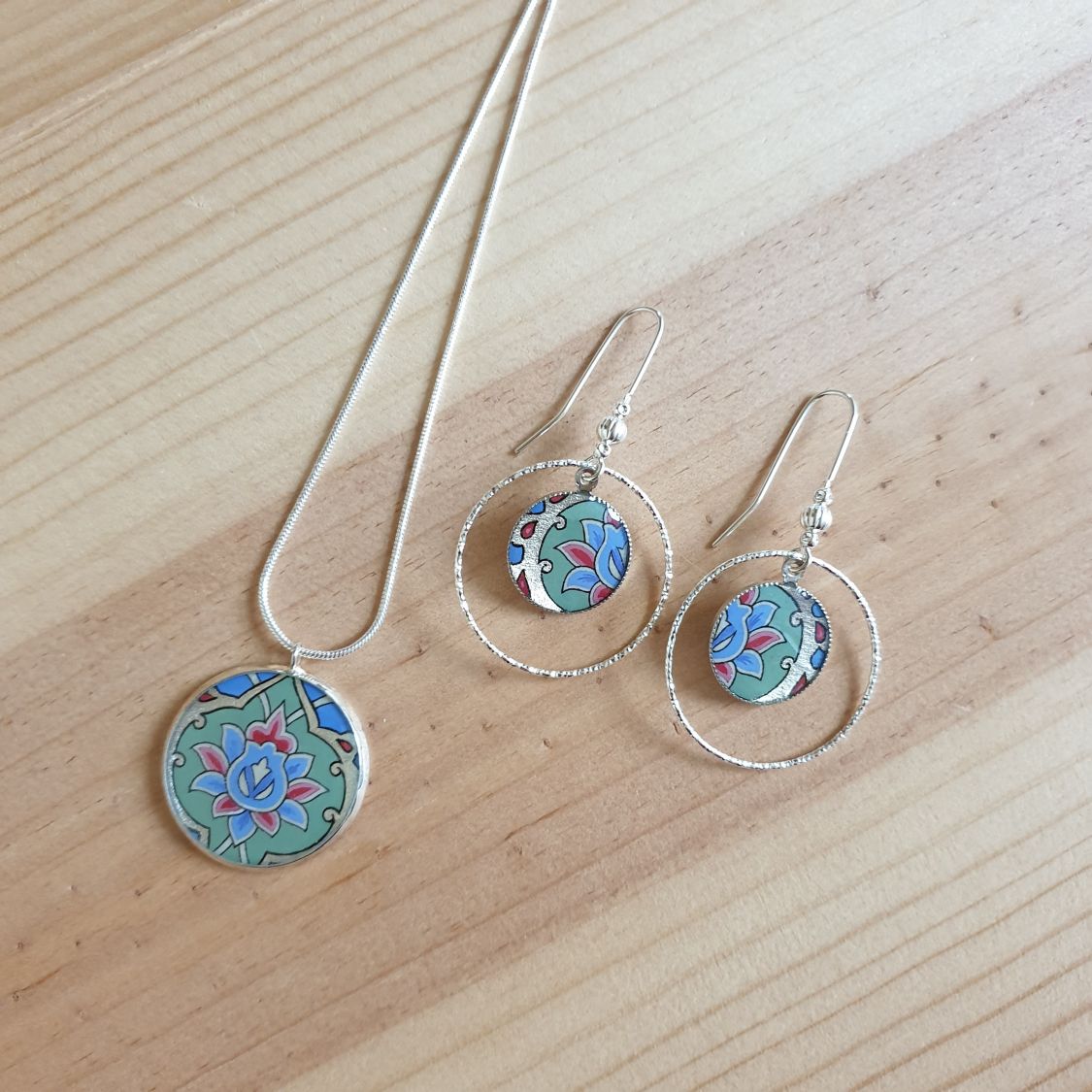 Boucles d'oreille enluminées fleur et arabesque vert/argenté/bleu/rosé