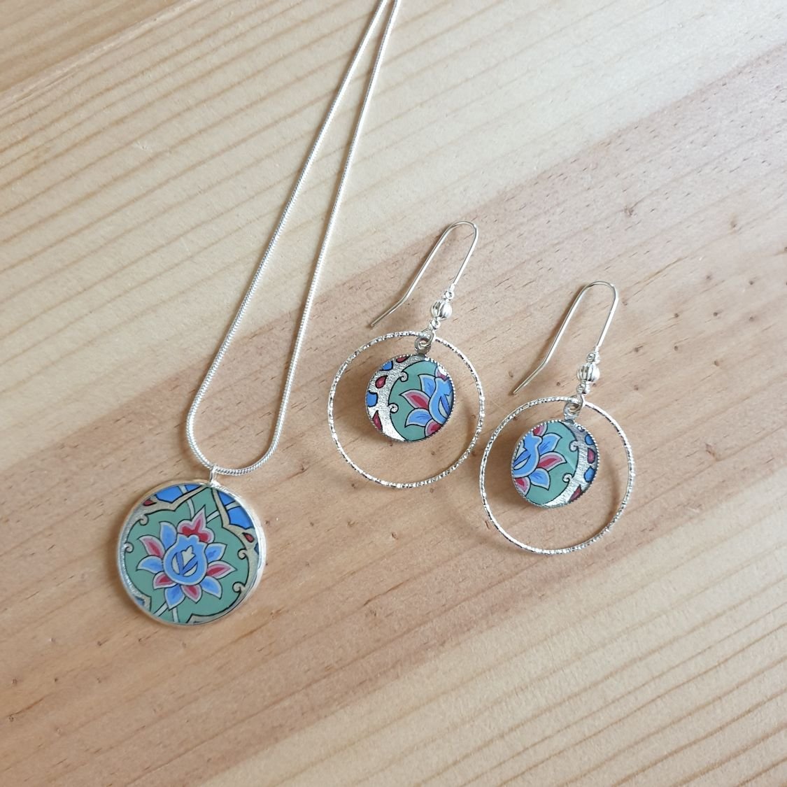 Boucles d'oreille enluminées fleur et arabesque vert/argenté/bleu/rosé