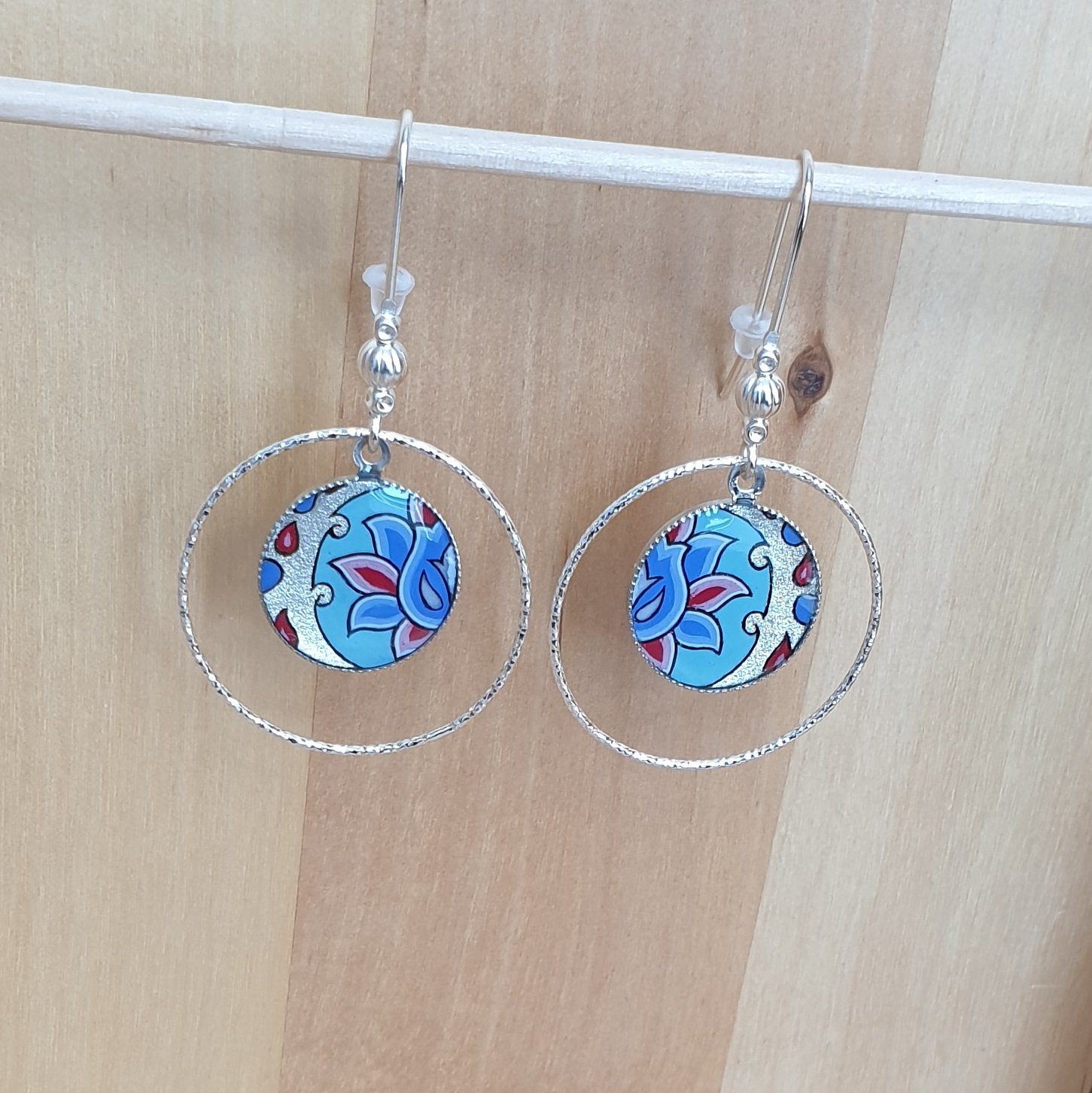 Boucles d'oreille enluminées fleur et arabesque vert/argenté/bleu/rosé