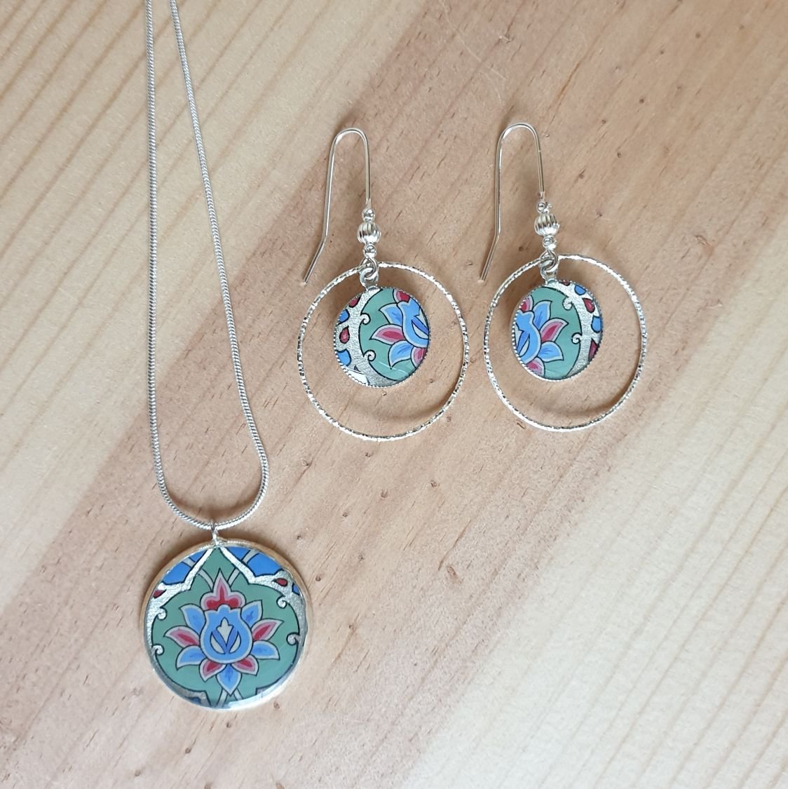 Boucles d'oreille enluminées fleur et arabesque vert/argenté/bleu/rosé