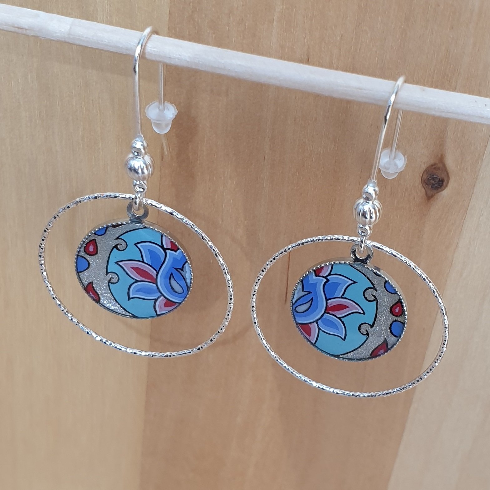 Boucles d'oreille enluminées fleur et arabesque vert/argenté/bleu/rosé