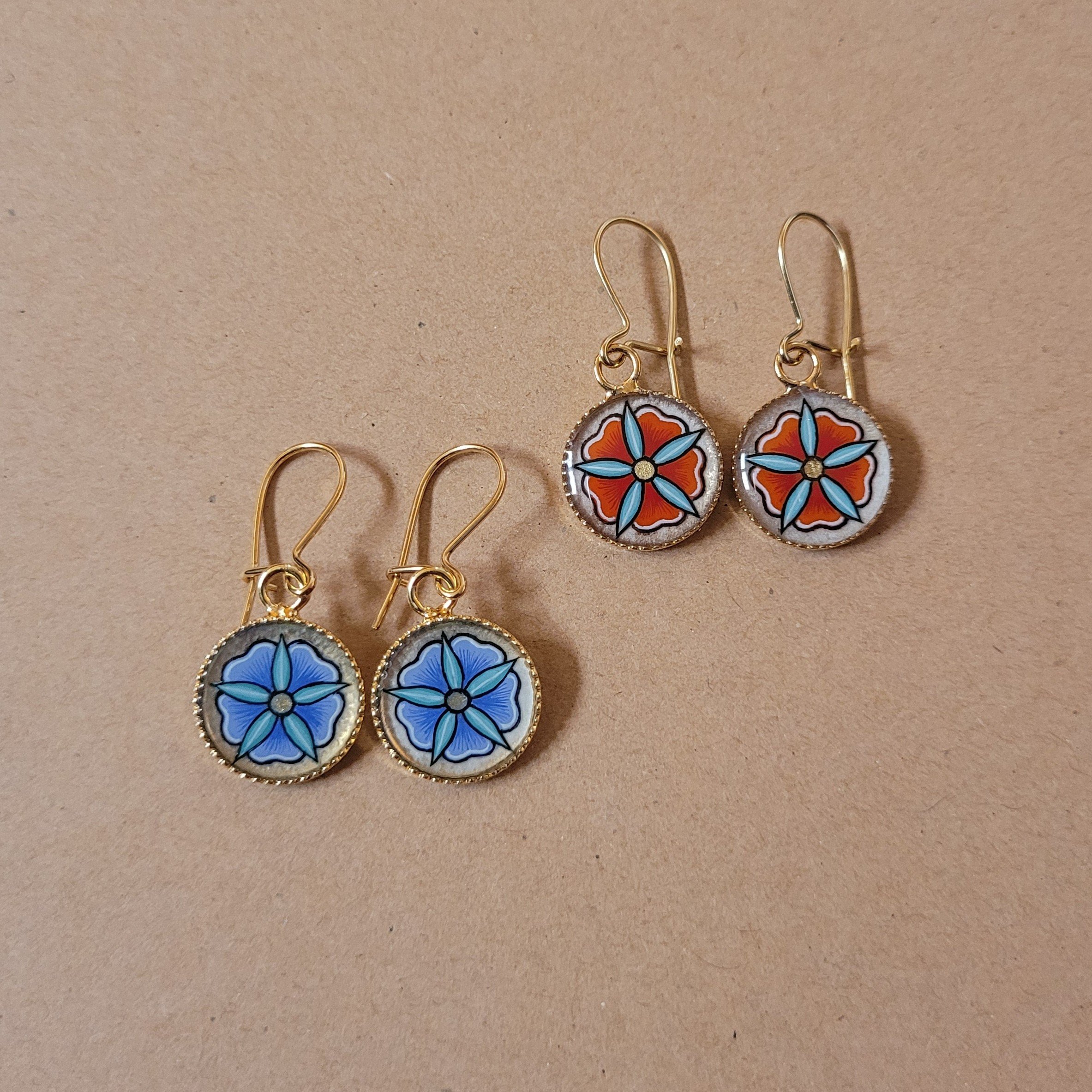 Boucles d'oreille enlumin&eacute;es petites fleurs printani&egrave;res