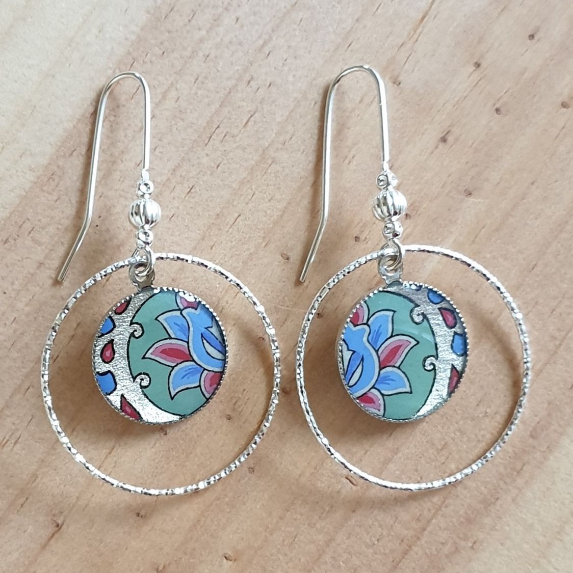 Boucles d'oreille enluminées fleur et arabesque vert/argenté/bleu/rosé