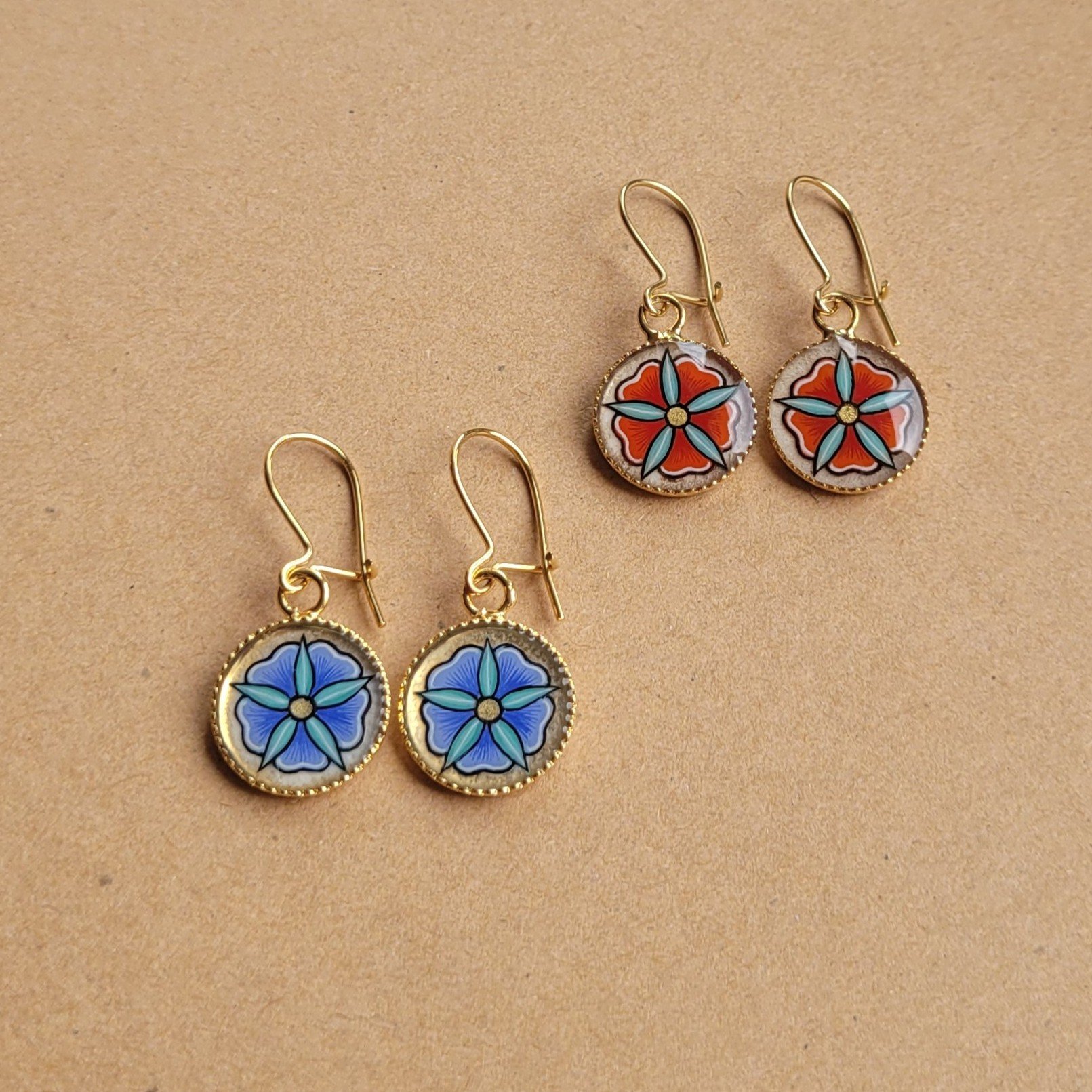 Boucles d'oreille enlumin&eacute;es petites fleurs printani&egrave;res