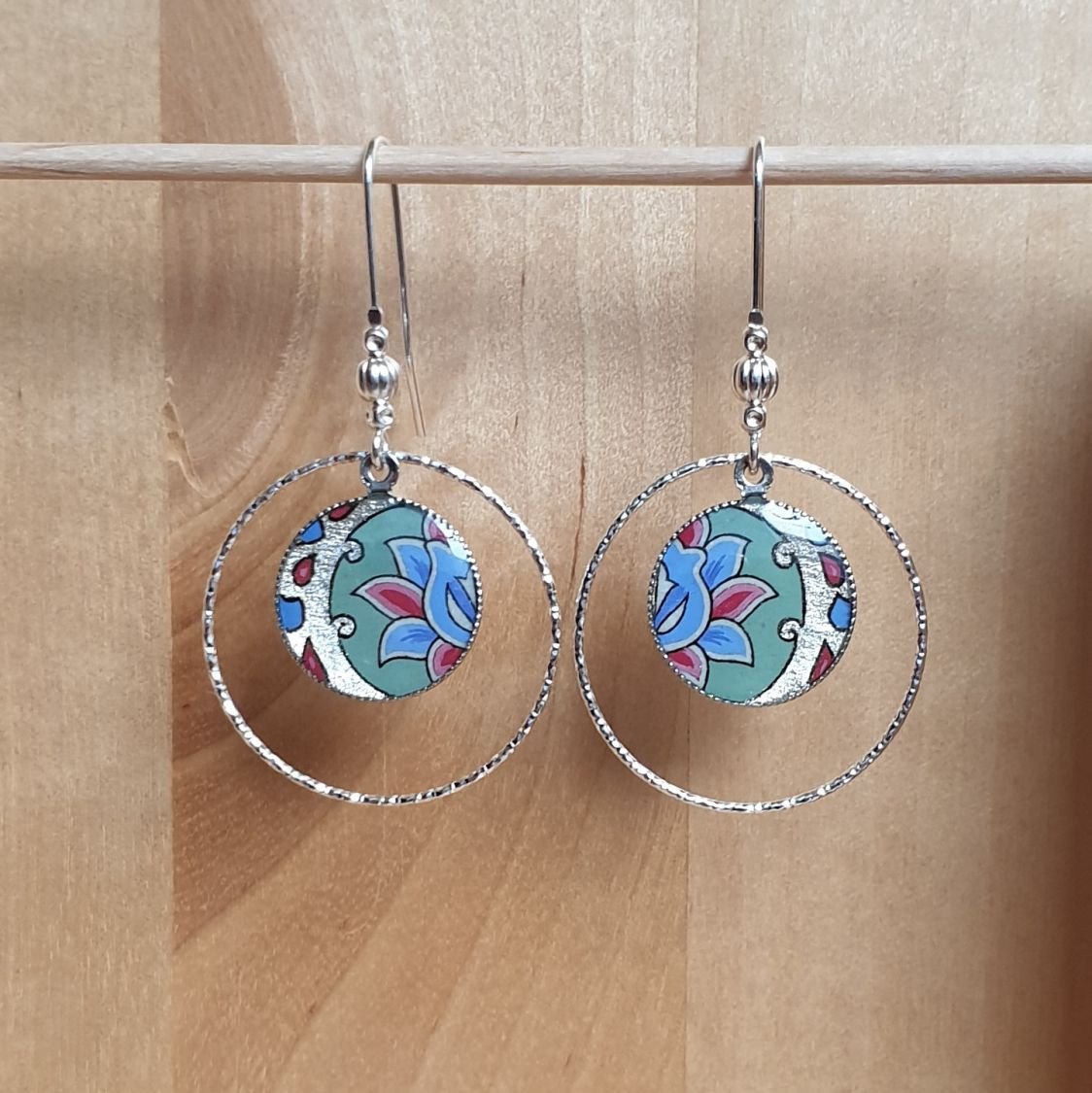 Boucles d'oreille enluminées fleur et arabesque vert/argenté/bleu/rosé