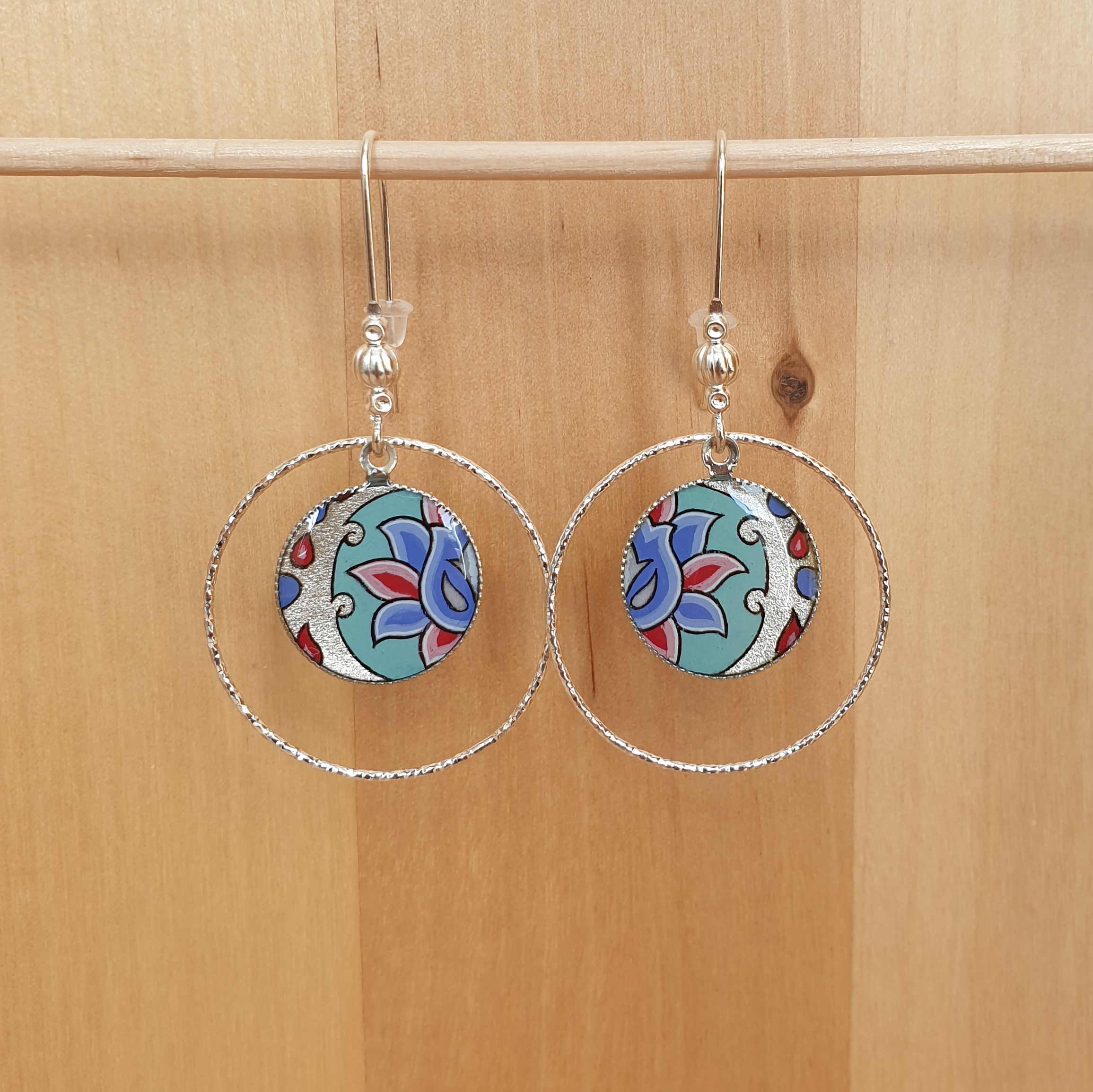 Boucles d'oreille enluminées fleur et arabesque vert/argenté/bleu/rosé