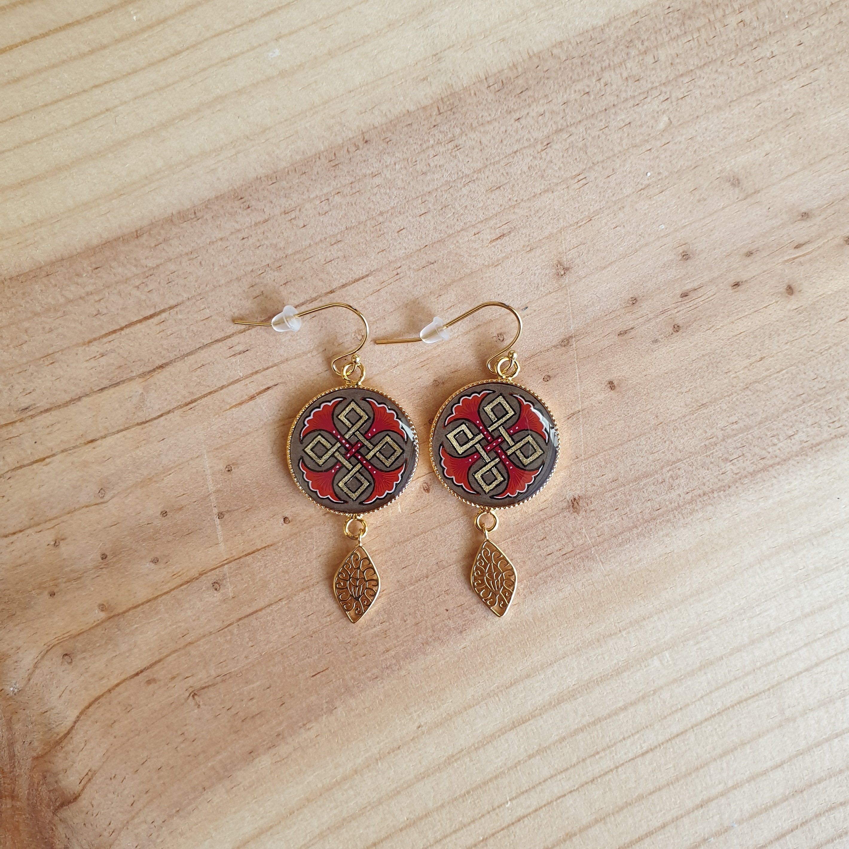 Boucles d'oreille pendantes entrelacs or et palmettes bleues ou rouges