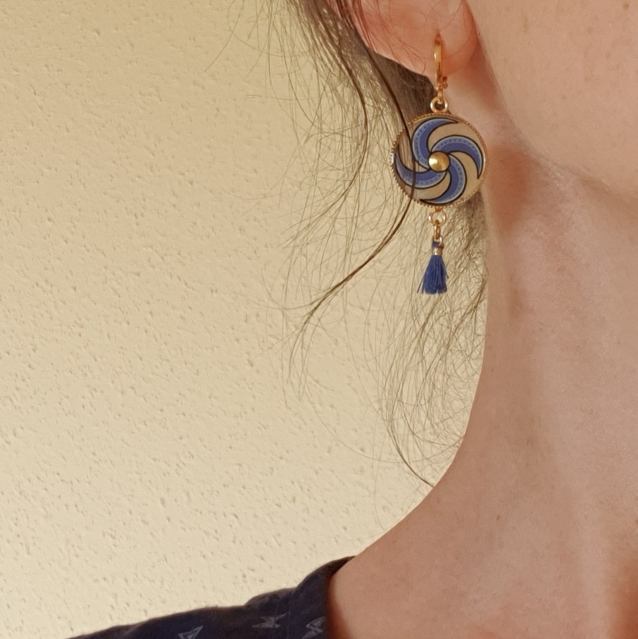Boucles d'oreille pendantes enluminure spirale bleue ou rouge et or