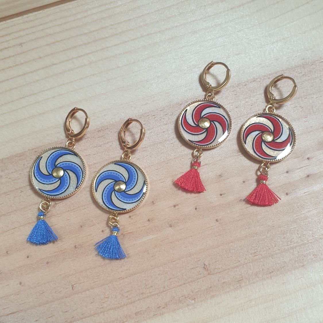 Boucles d'oreille pendantes enluminure spirale bleue ou rouge et or