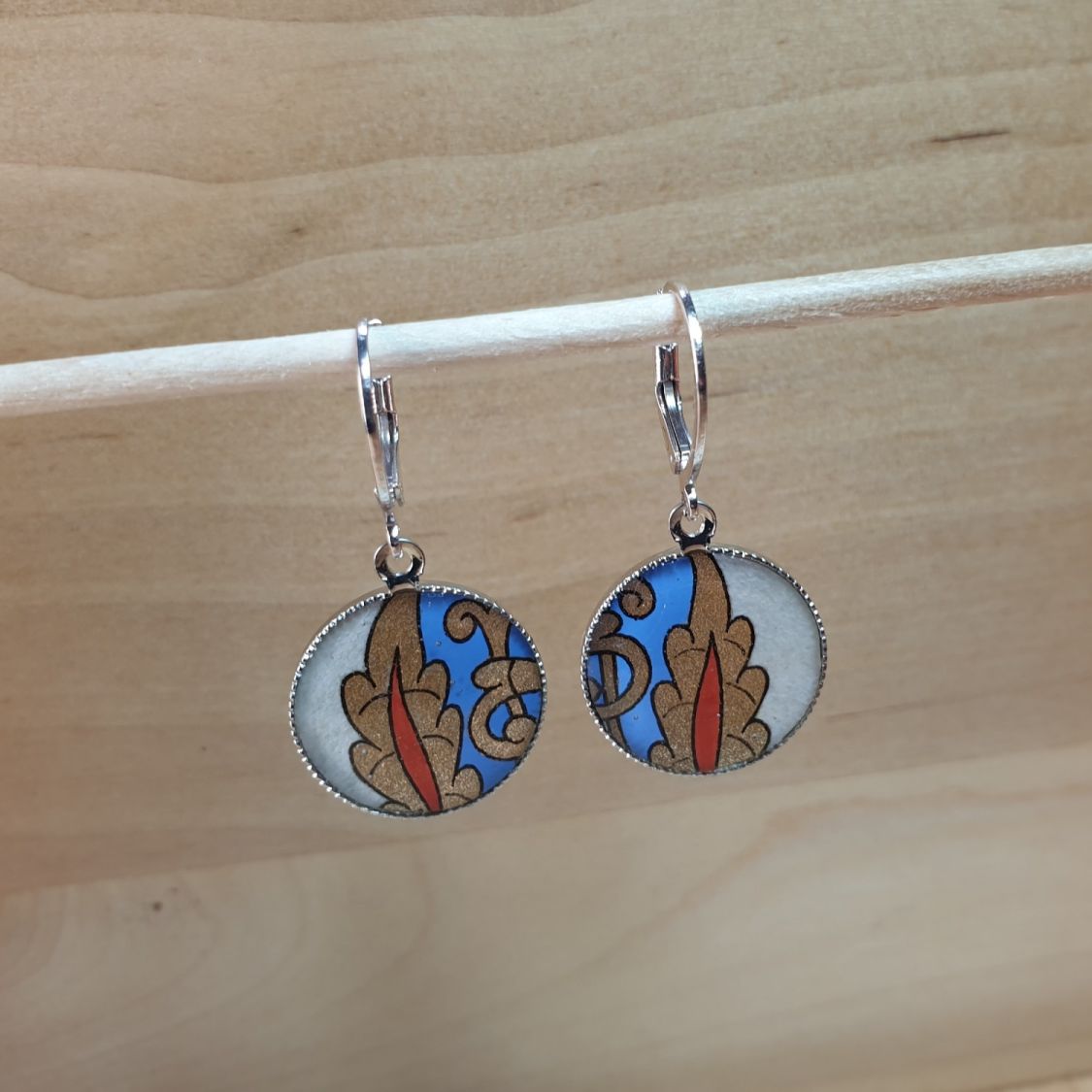 Boucles d'oreille pendantes enluminées bleu/doré/rouge