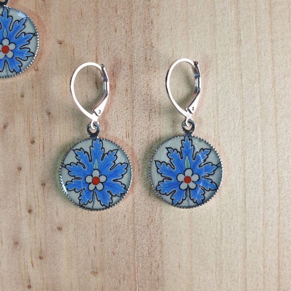 Boucles d'oreille pendantes enluminées fleur orientale bleue