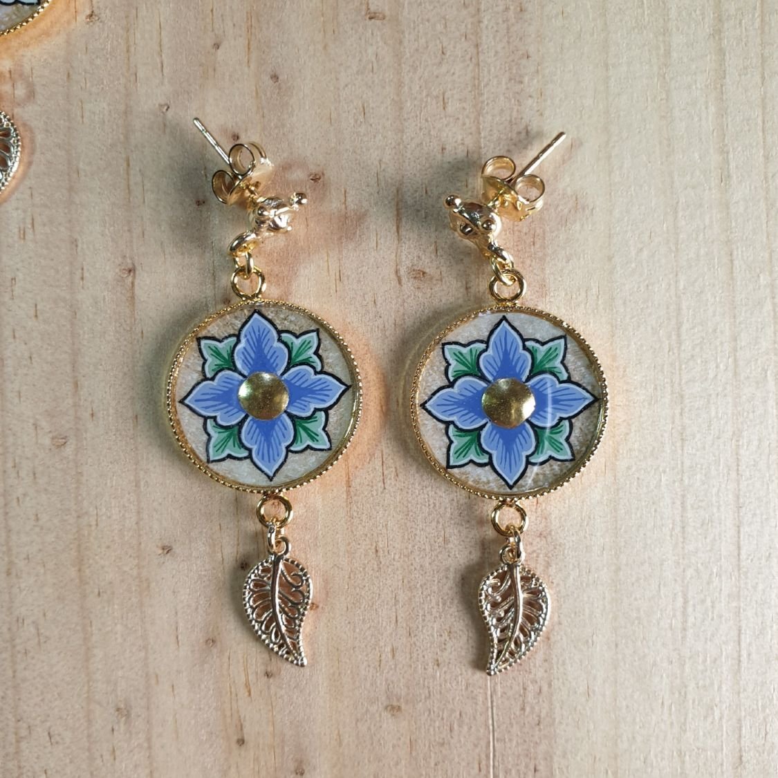 Boucles d'oreille pendantes printanières fleur rose ou bleue