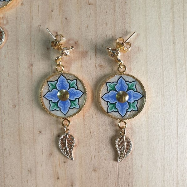 Boucles d'oreille pendantes enluminées printanières fleur rose ou bleue