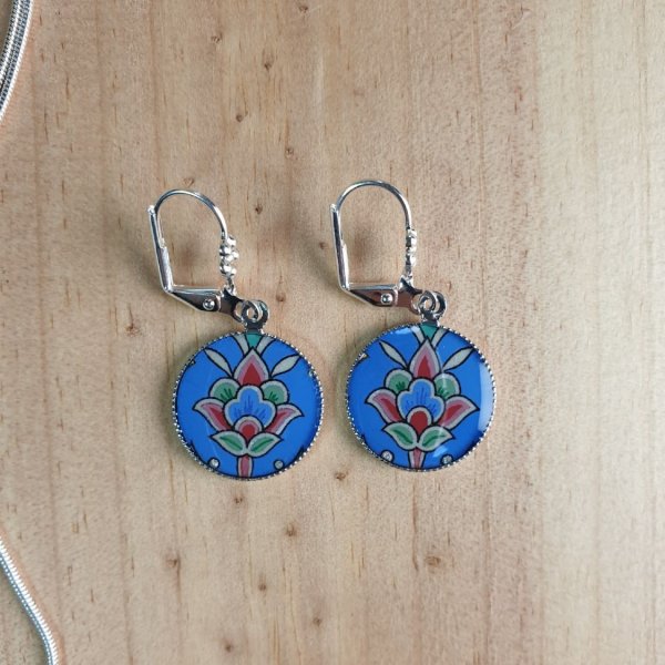 Boucles d'oreille pendantes enluminées fleur et arabesques bleu/argenté/vert/rosé