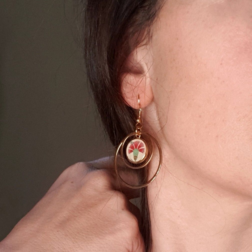 Boucles d'oreille pendantes oeillet rouge