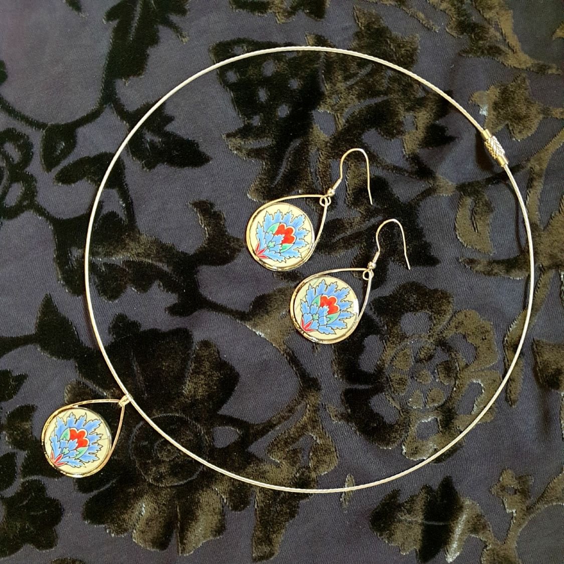 Boucles d'oreille pendantes fleur orientale bleue