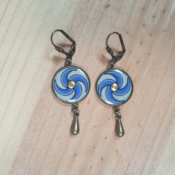 Boucles d'oreille pendantes enluminées spirale bleue