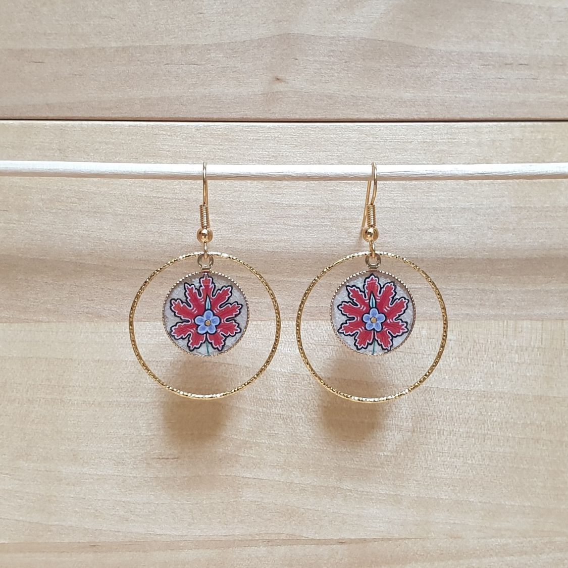 Boucles d'oreille pendantes enluminées fleur orientale rouge