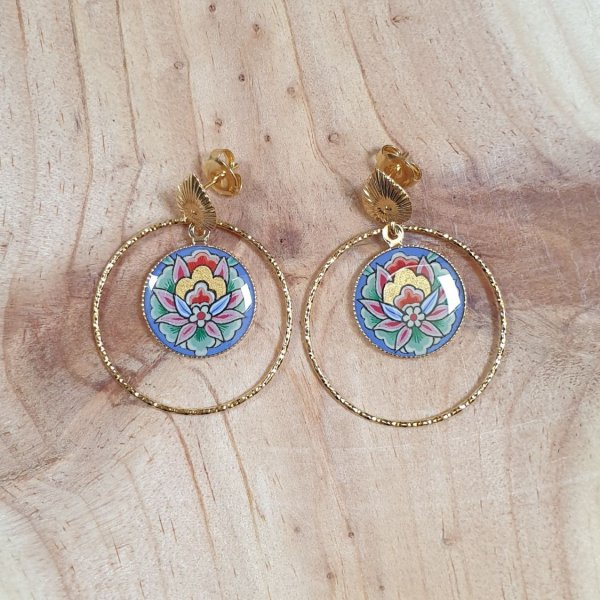 Boucles d'oreille pendantes enlumin&eacute;es fleur orientale fond bleu
