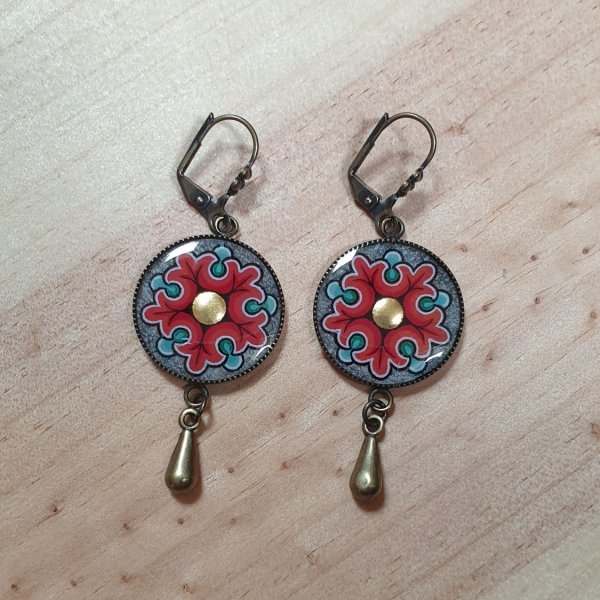 Boucles d'oreille pendantes enluminées fleur romane