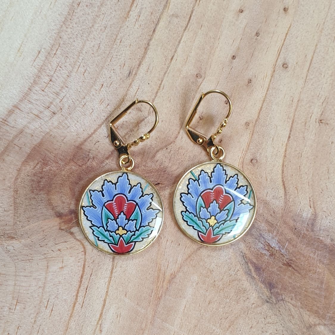 Boucles d'oreille pendantes enluminées fleur orientale bleue