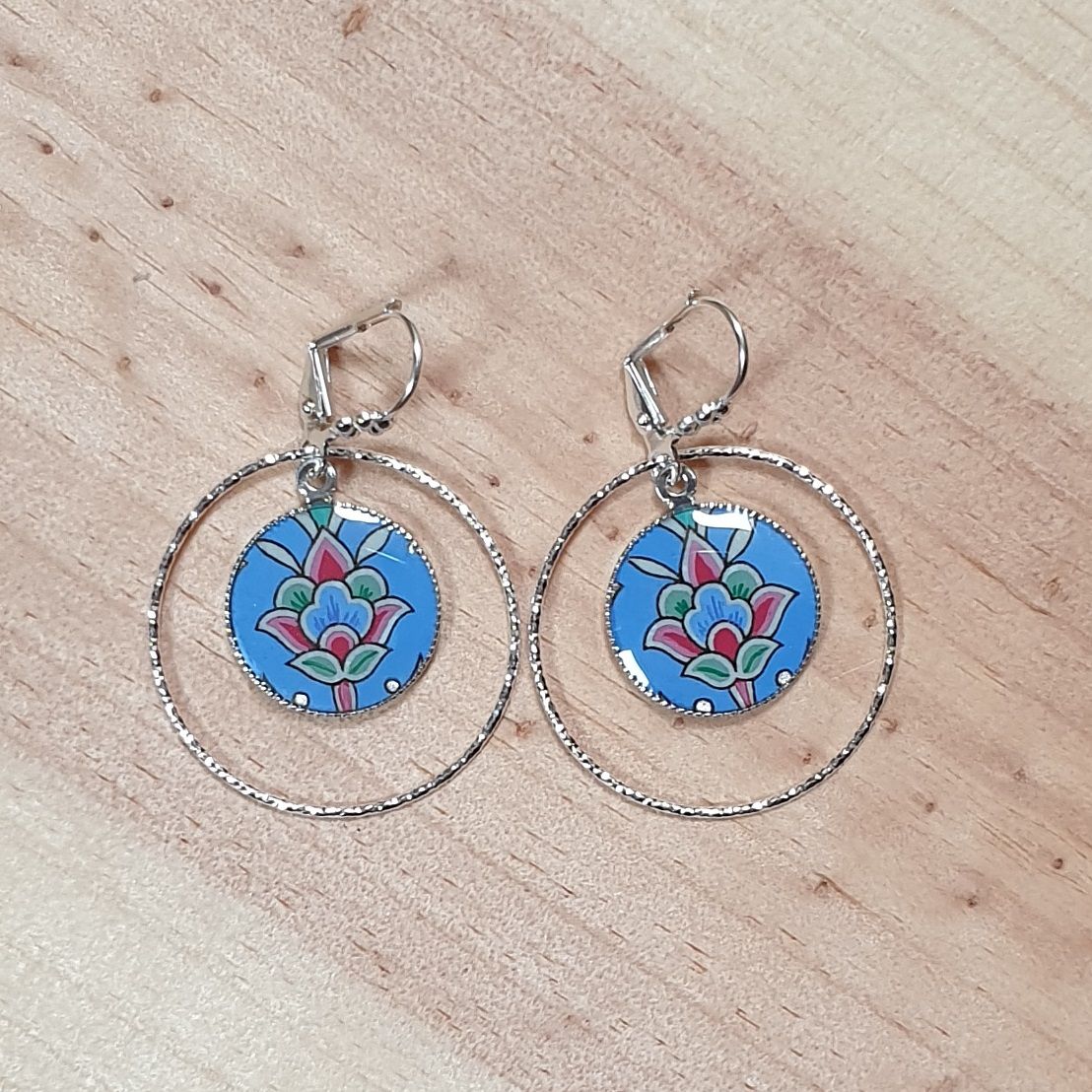 Boucles d'oreille pendantes enluminées fleur et arabesques bleu/argenté/vert/rosé