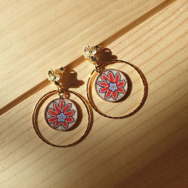 Boucles d'oreille pendantes enluminées fleur orientale rouge