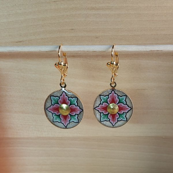 Boucles d'oreille pendantes enluminées printanières fleur rose ou bleue
