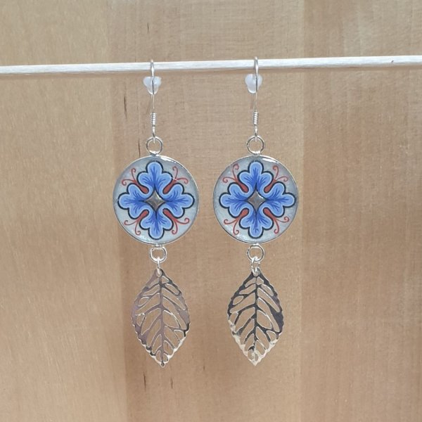 Boucles d'oreille pendantes enluminure motif v&eacute;g&eacute;tal et feuille