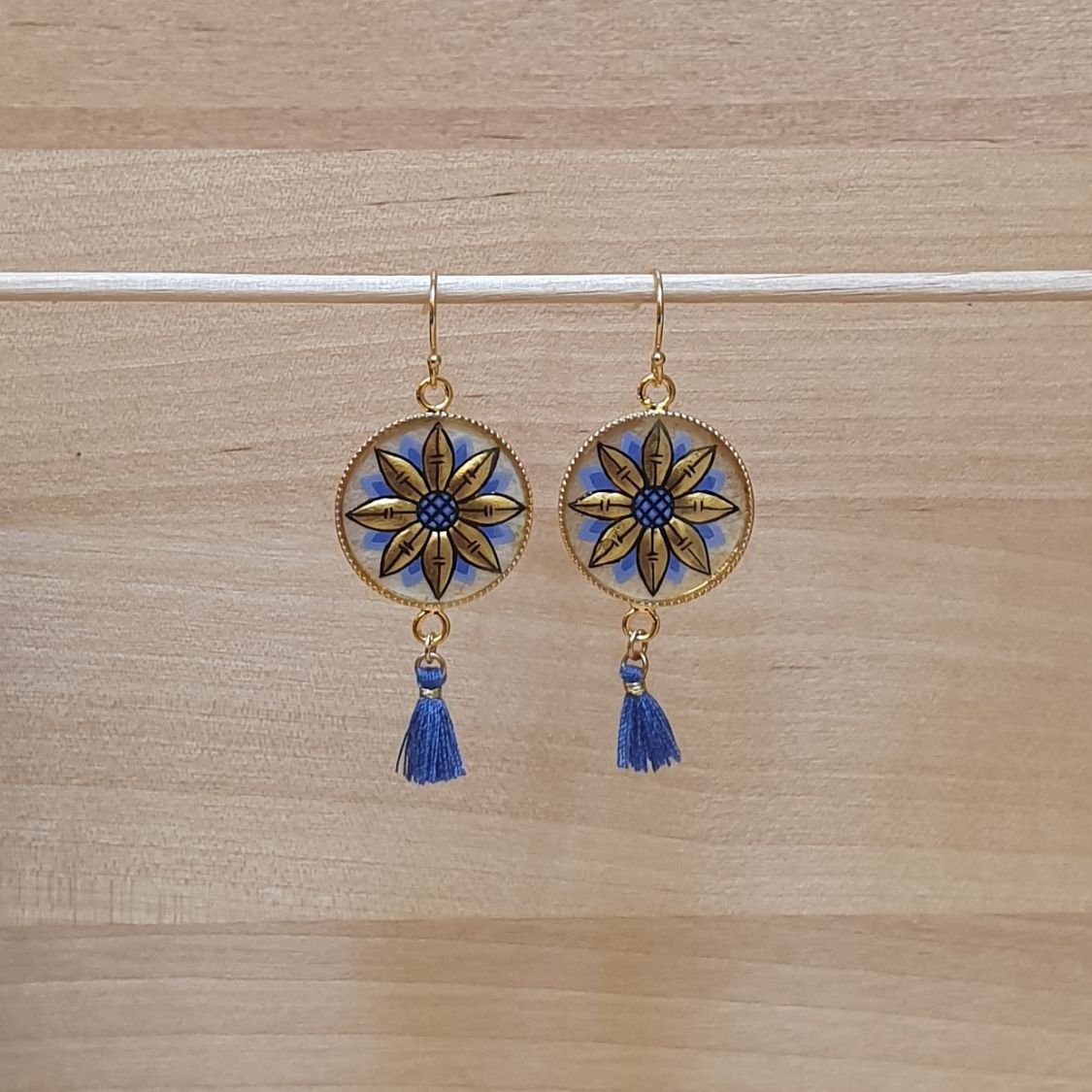 Boucles d'oreille pendantes fleur or/bleue ou or/rouge