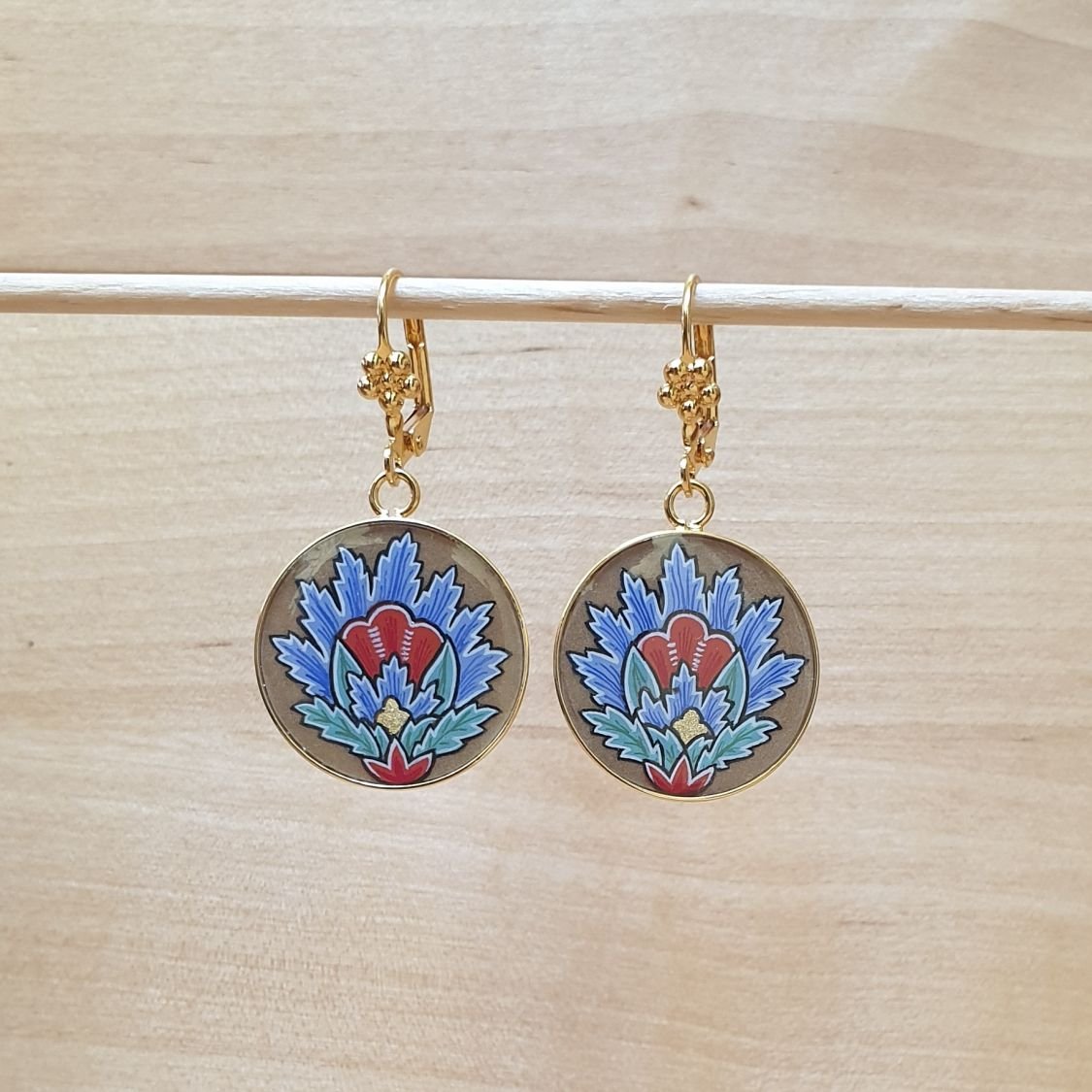 Boucles d'oreille pendantes fleur orientale bleue