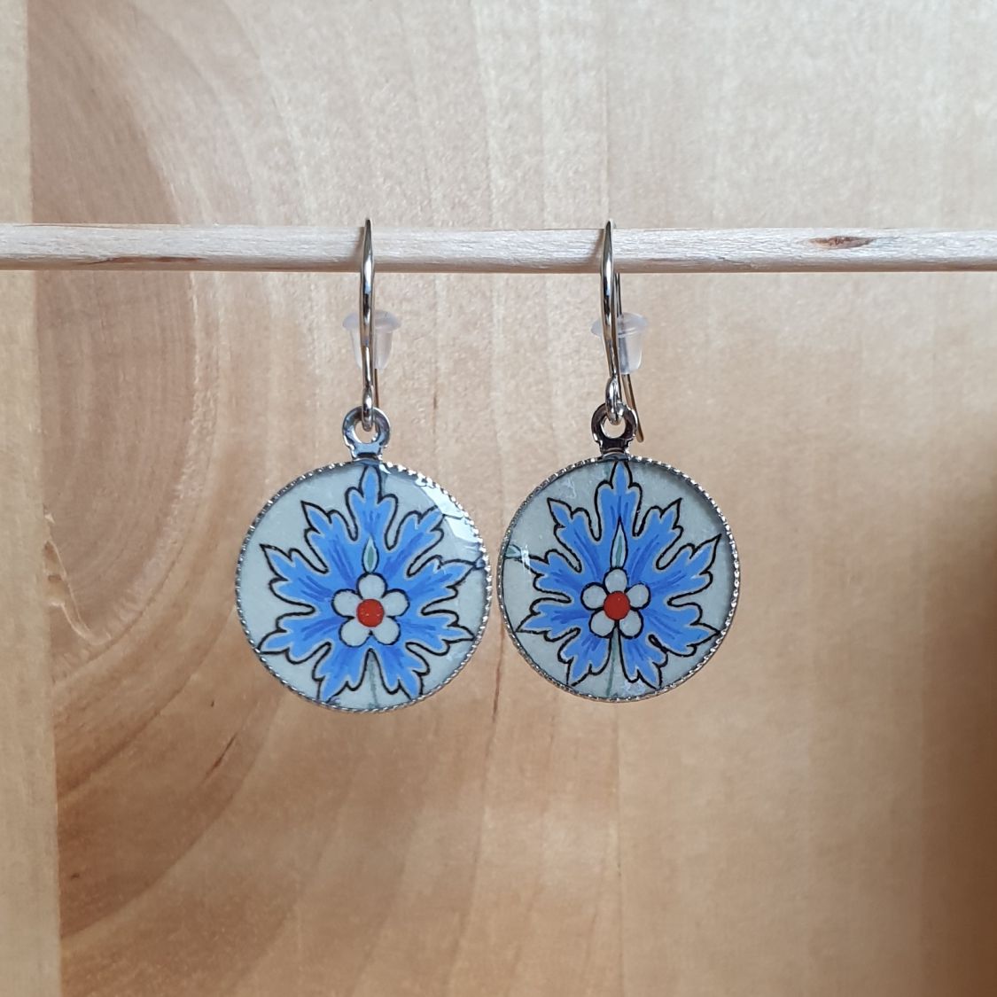 Boucles d'oreille pendantes fleur orientale bleue