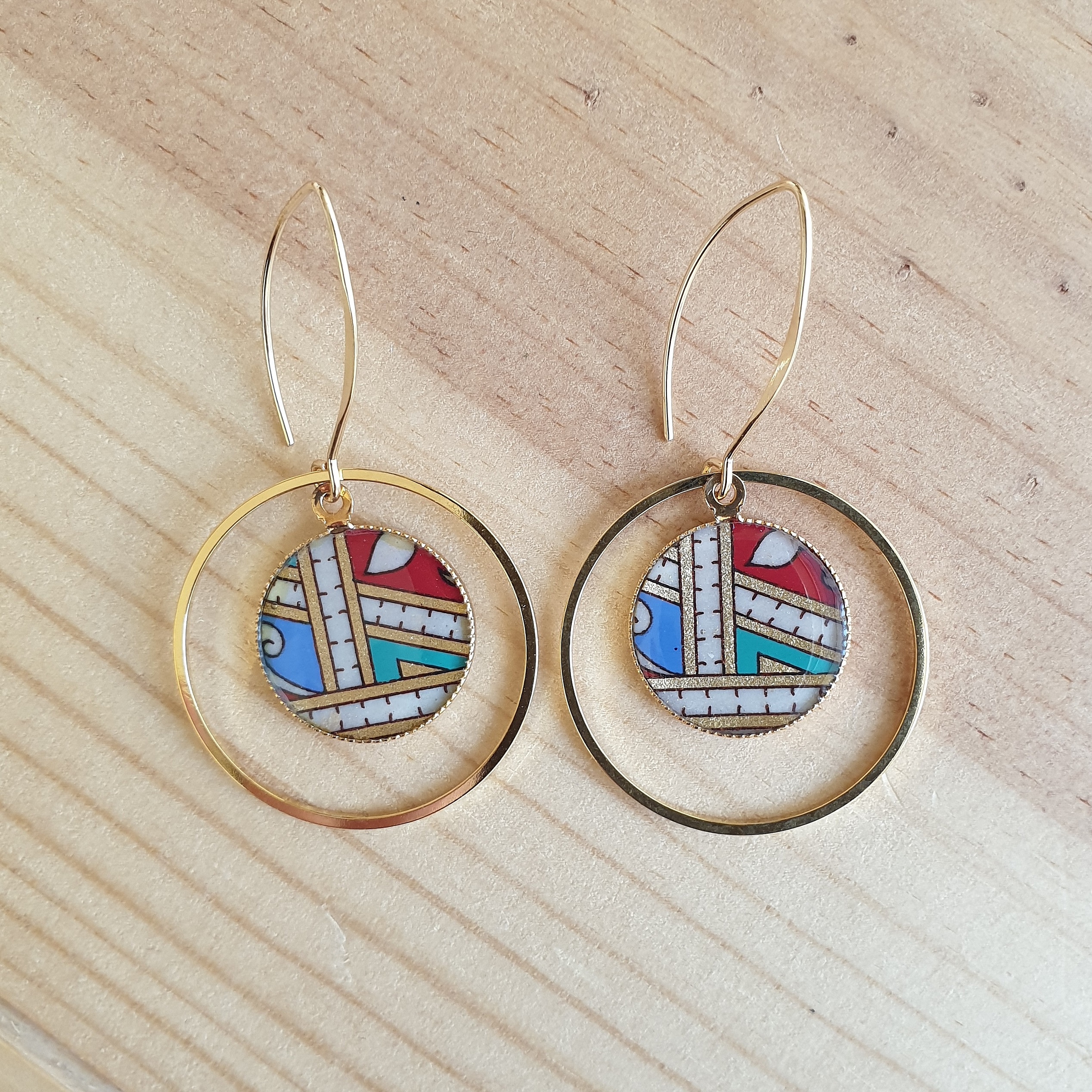 Boucles d'oreille pendantes enlumin&eacute;es dor&eacute;/rouge/bleu/vert