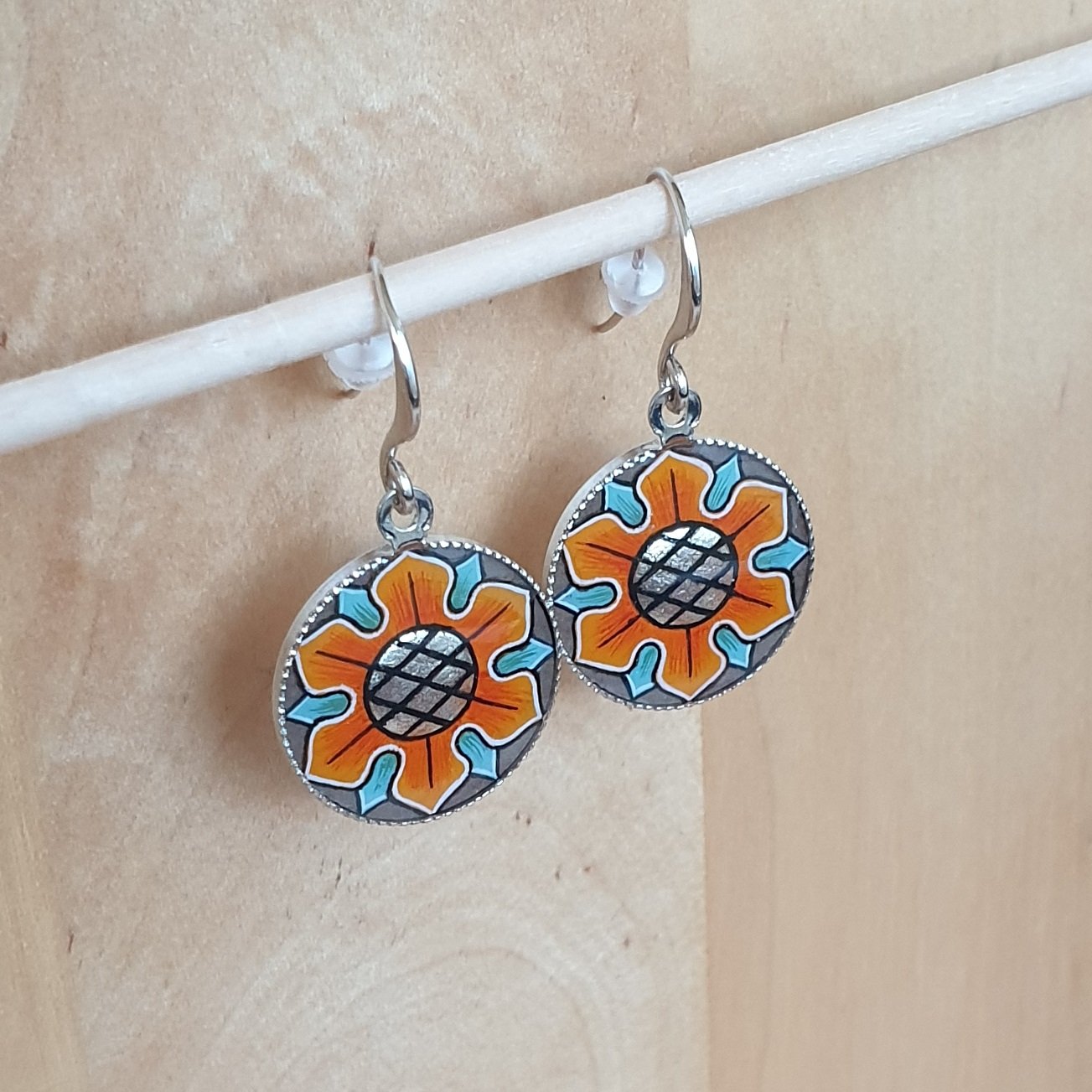 Boucles d'oreille discr&egrave;tes enlumin&eacute;es aux couleurs de l'automne