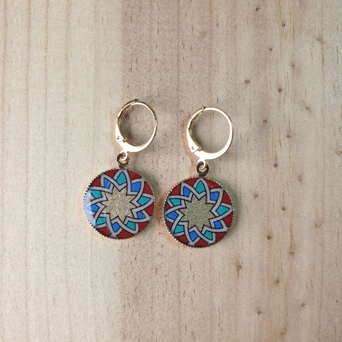 Boucles d'oreille pendantes enluminées rosace doré/rouge/bleu/vert