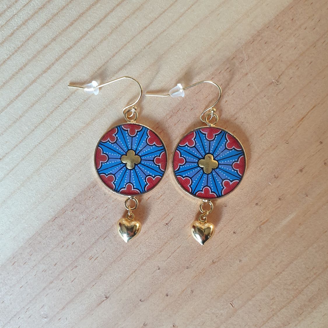 Boucles d'oreille pendantes enluminées rosace gothique
