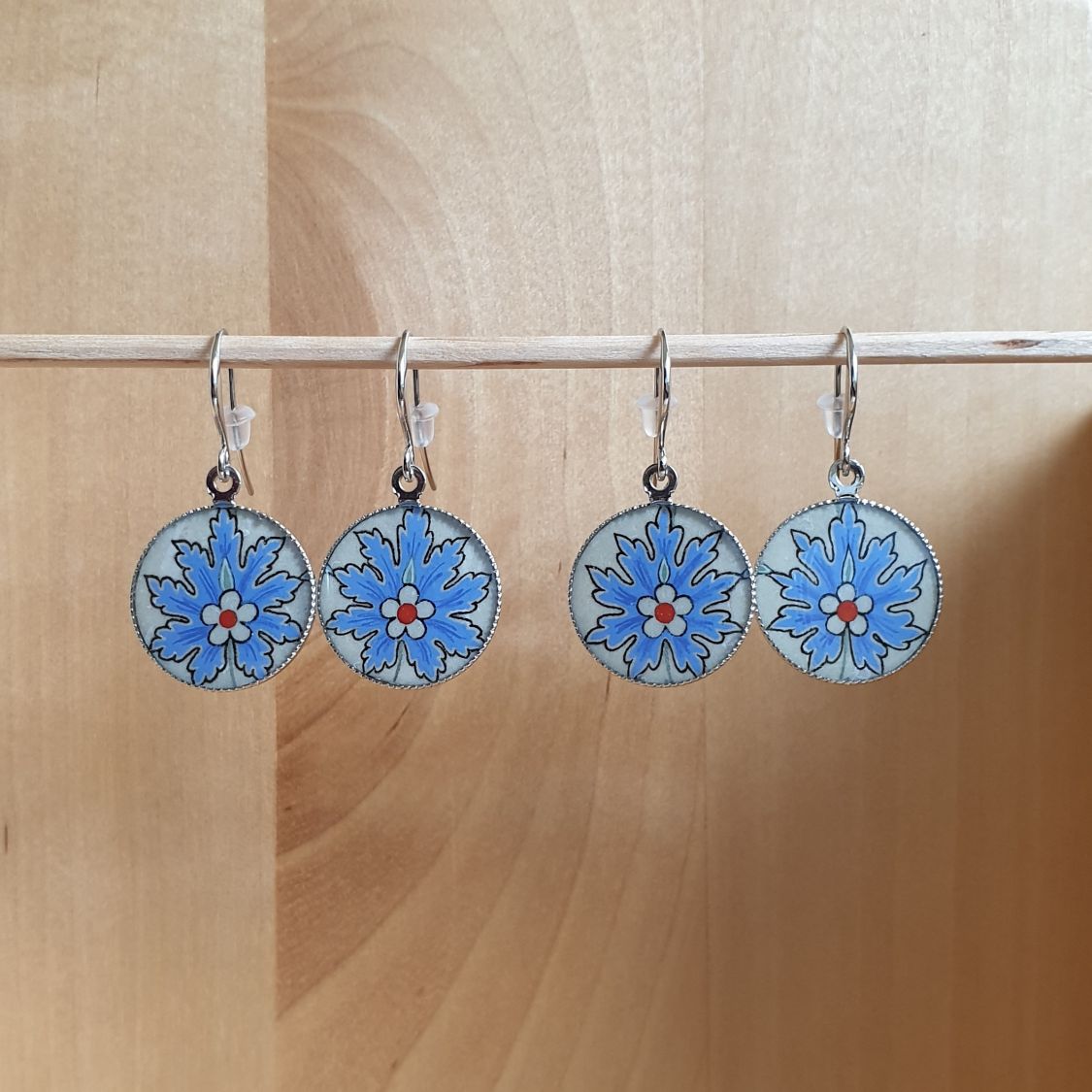 Boucles d'oreille pendantes fleur orientale bleue