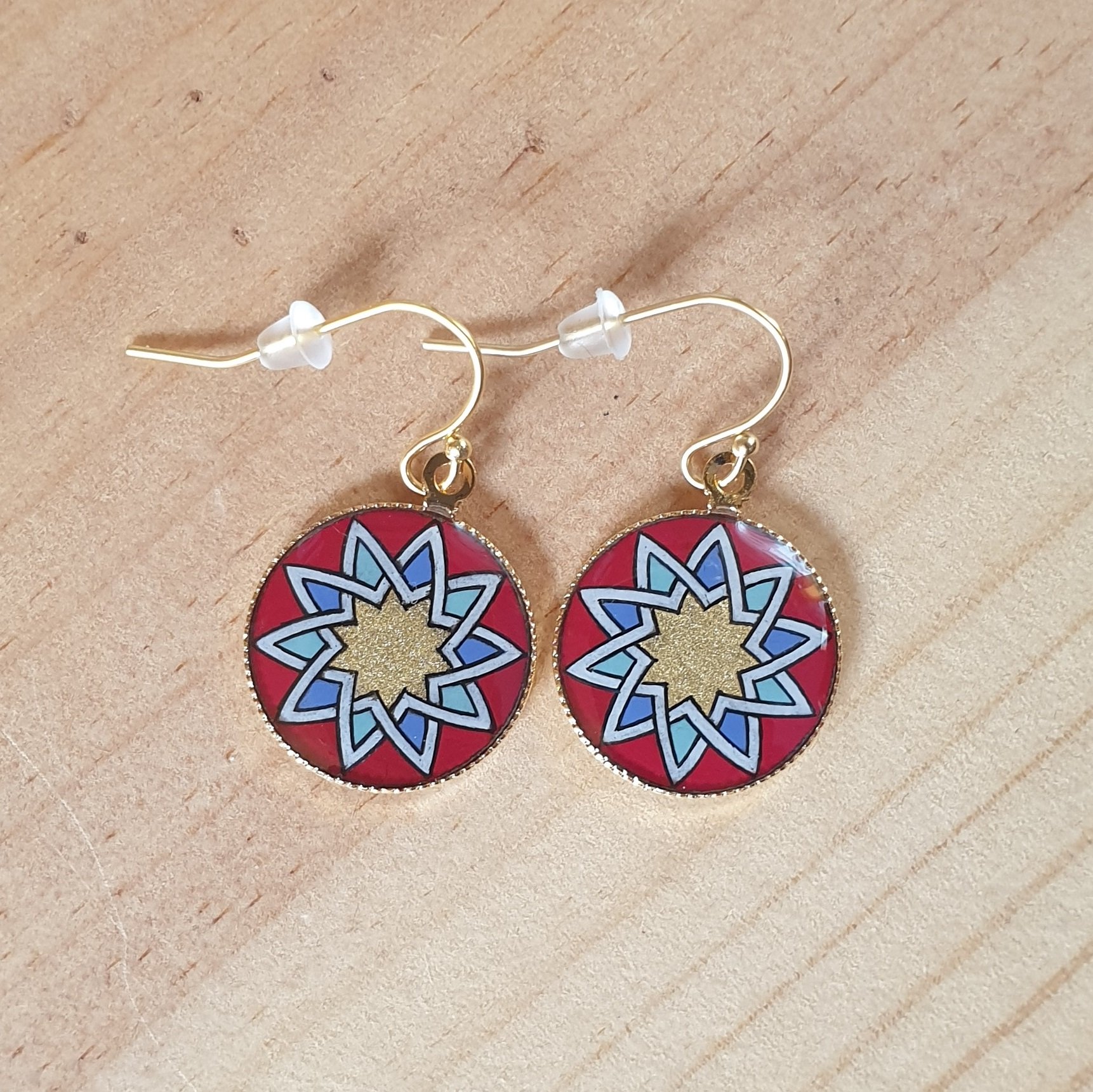 Boucles d'oreille rosace dor&eacute;/rouge/bleu/vert