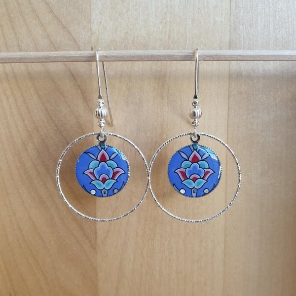 Boucles d'oreille pendantes enlumin&eacute;es fleur sur fond bleu