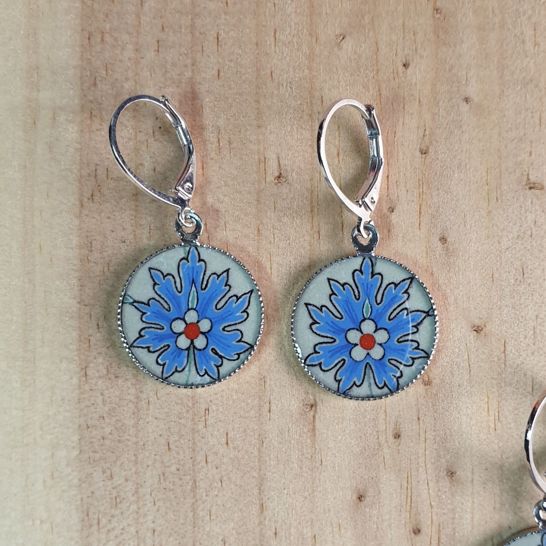 Boucles d'oreille pendantes enluminées fleur orientale bleue
