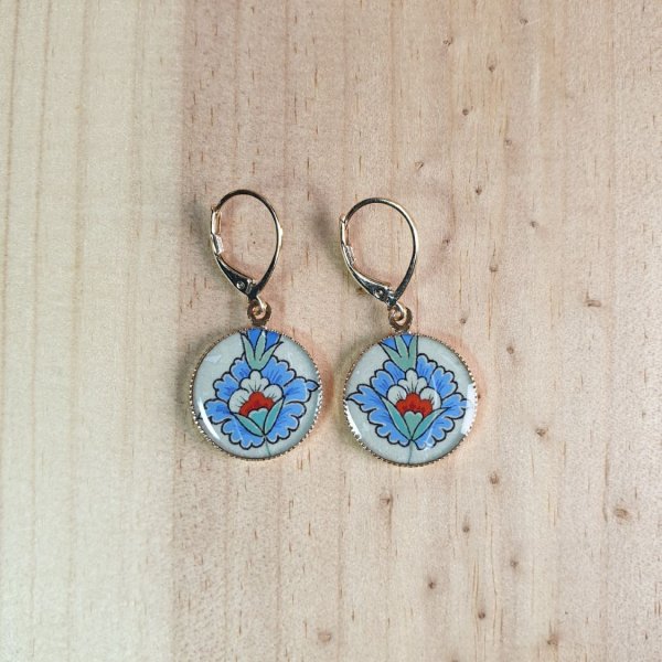 Boucles d'oreille enluminées fleur orientale bleue