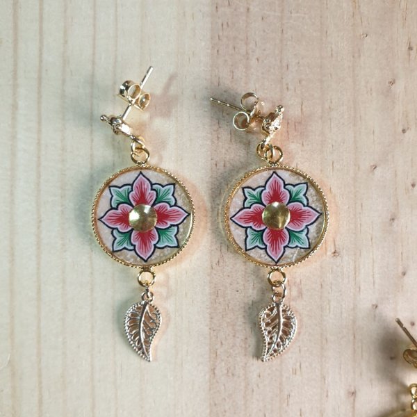 Boucles d'oreille pendantes enluminées printanières fleur rose ou bleue