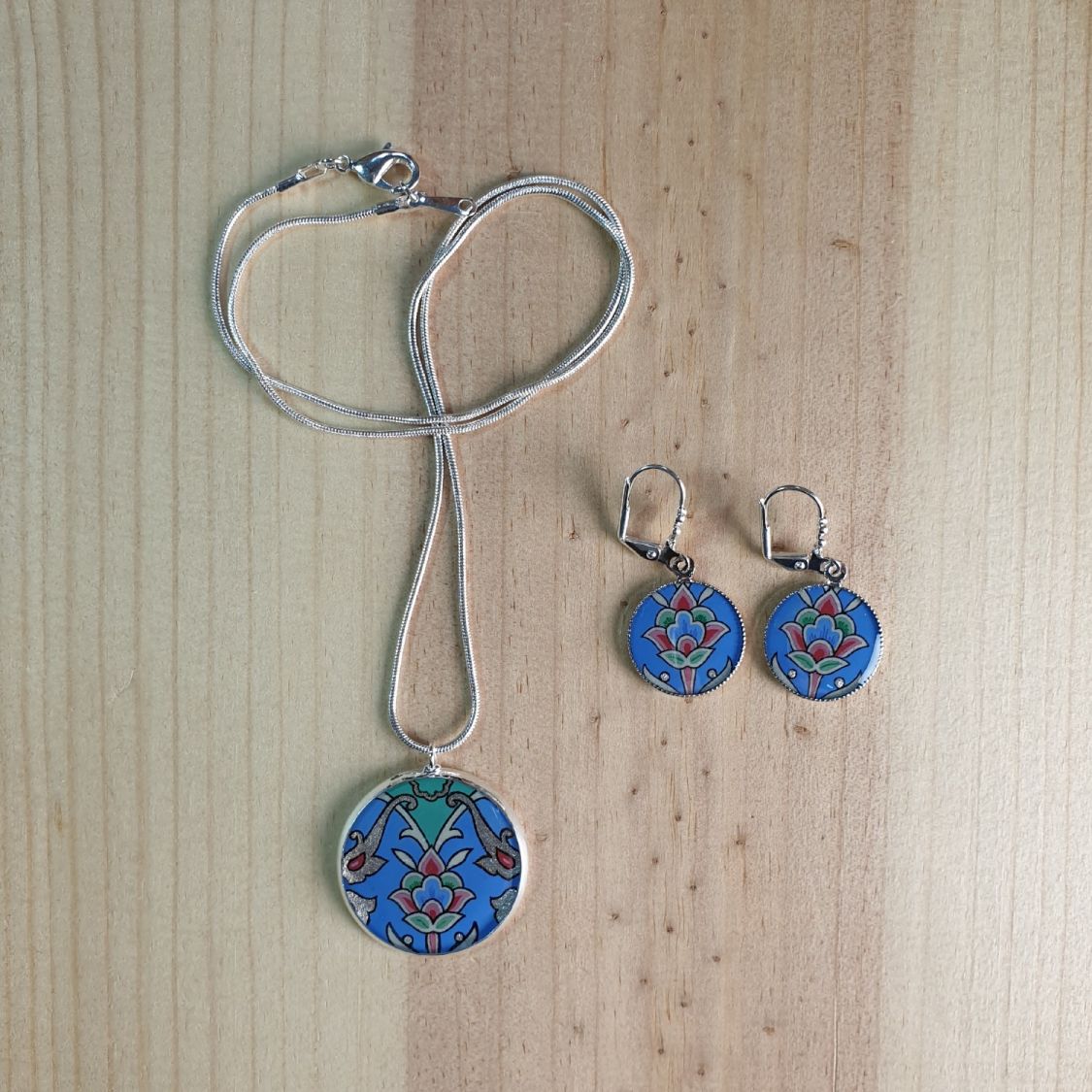 Boucles d'oreille pendantes enluminées fleur et arabesques bleu/argenté/vert/rosé