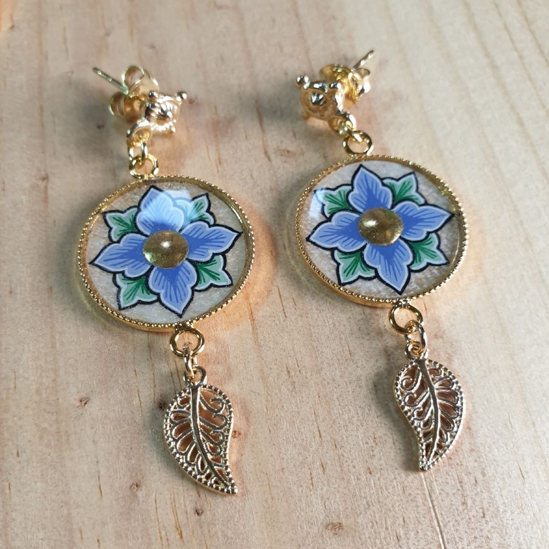 Boucles d'oreille pendantes printanières fleur rose ou bleue