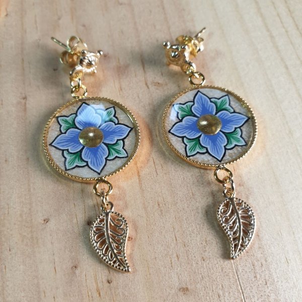 Boucles d'oreille pendantes enluminées printanières fleur rose ou bleue